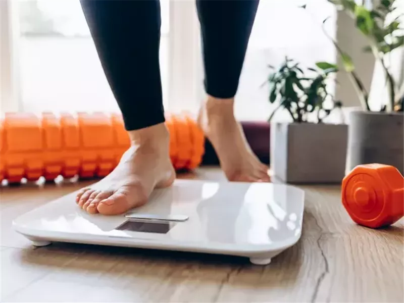  7 أسباب شائعة لتقلب وزنك من يوم لآخر.. منها التوتر وقلة النوم 