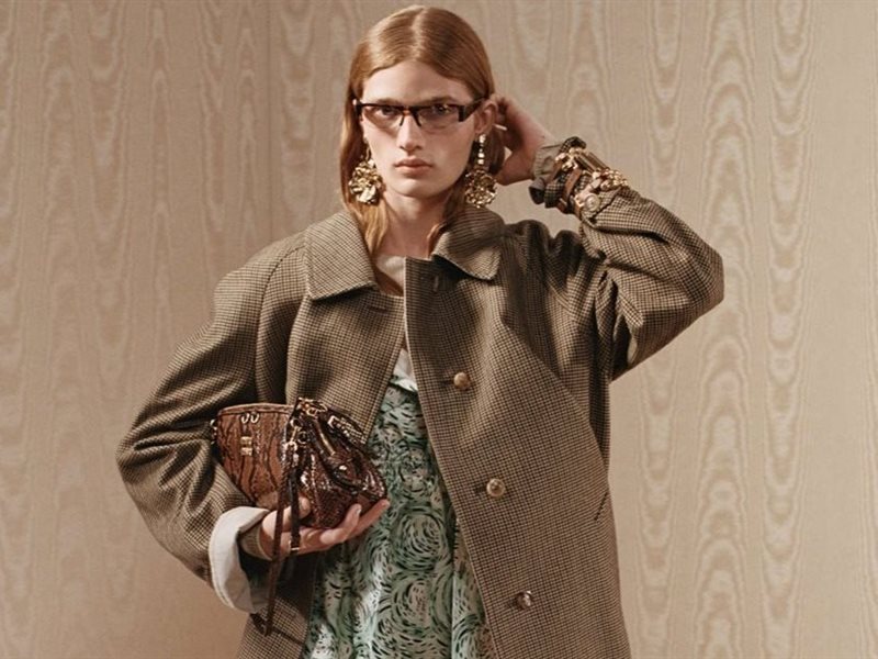 دار Miu Miu تكشف عن مجموعتها لخريف وشتاء 2025.. تصاميم جريئة تحتفي بأنوثة غير تقليدية بأسلوب عصري