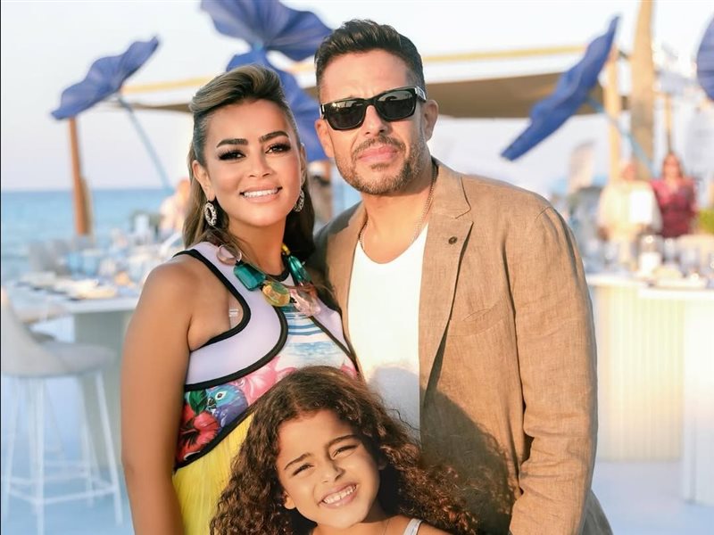 أحدث ظهور لـ محمد حماقي رفقة زوجته وابنته| صور