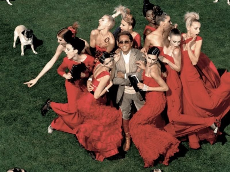 فالنتينو يعود بملحمته الإيطالية: إصدار جديد يحتفي بالأناقة والنجوم