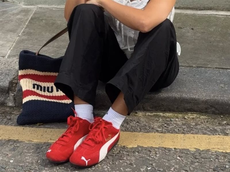 صيحة لافتة وجريئة.. السنيكرز الحمراء تحتل الشوارع وأضواء المنصات 