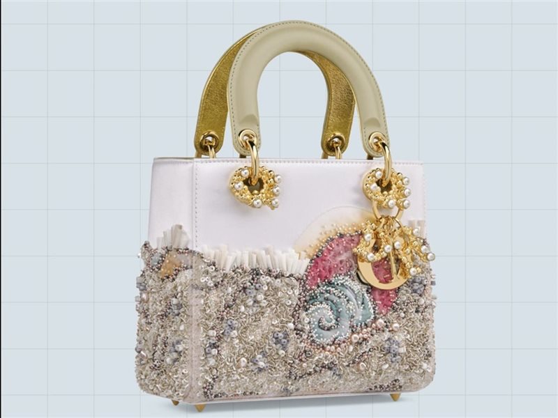 عشر سنوات من السحر والحرفية.. “ديور” تُطلق فصلاً جديدًا من مشروع حقيبة “ليدي ديور” الإبداعية 