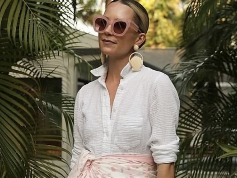 تنورة الباريو والسرونغ تعودان بأسلوب عصري.. صيحة الموسم بنكهة البحر 