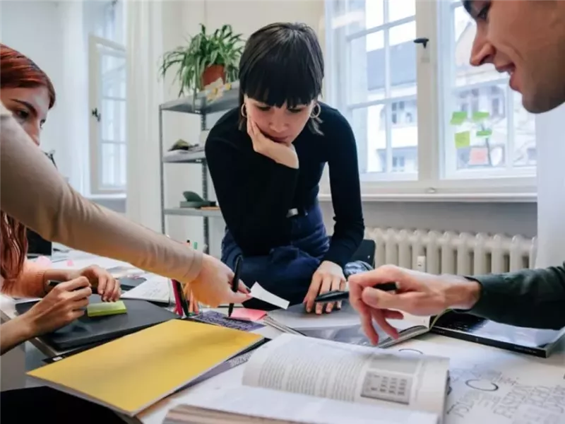 إتيكيت التعامل مع الزملاء في العمل.. كيف تكون زميلًا يُحتذى به؟ 