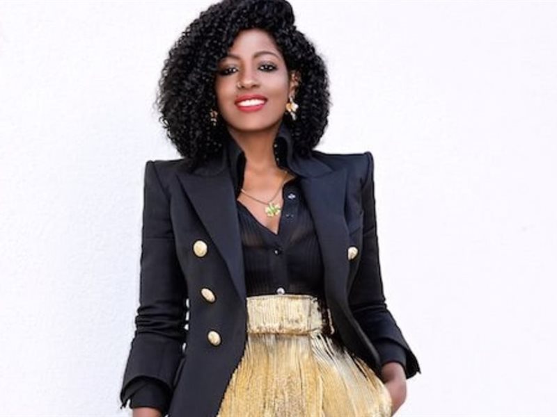 البنطلونات الذهبية تتألق خارج المناسبات.. صيحة لافتة بأسلوب كاجوال عصري 