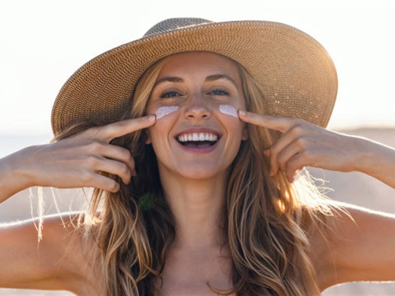 الكريمات الواقية من الشمس.. أي الأنواع يناسب بشرتك؟ 