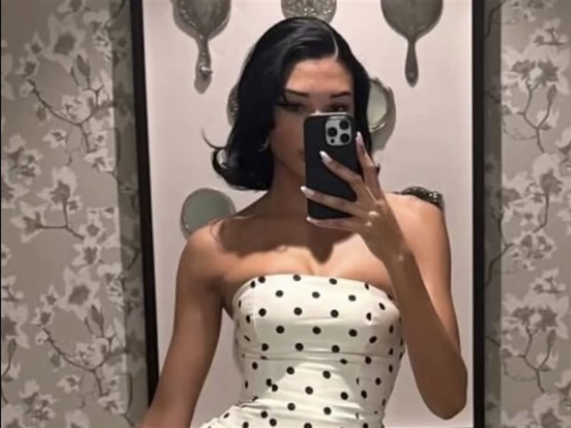 فساتين البولكا دوت تعود إلى الواجهة: أناقة كلاسيكية بروح عصرية لصيف 2025 