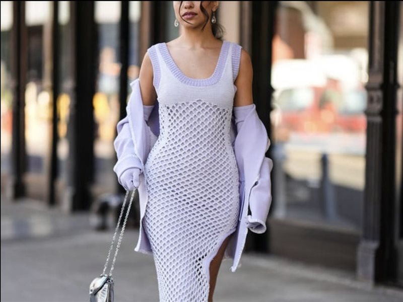 فساتين التريكو.. خيارك المثالي من الشاطئ إلى إطلالاتك اليومية 