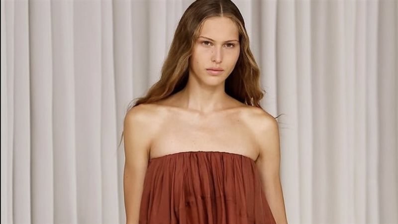 Bare shoulders