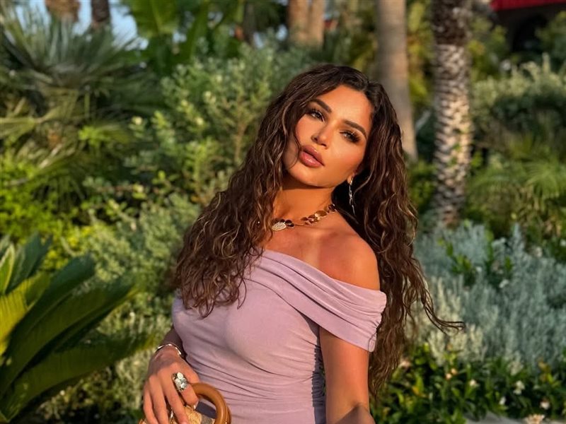 إطلالة ناعمة بتوقيع VOGACLOSET ومجوهرات APM Monaco.. نهى نبيل تخطف الأنظار من كان الفرنسية 