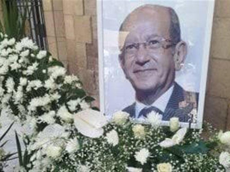 أشرف زكي ينعى لطفي لبيب من جنازته: 