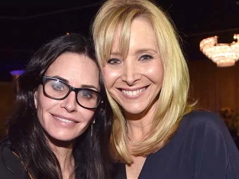 كورتني كوكس تشارك رسالة لطيفة لزميلتها في مسلسل Friends ليزا كودرو 