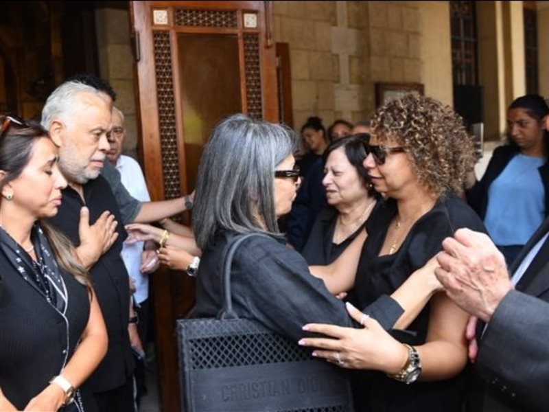 انهيار بنات لطفي لبيب في الوداع الأخير أثناء جنازة والدهن| صور 