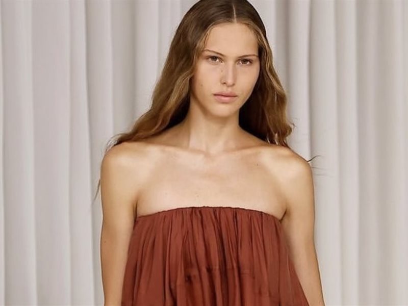  Bare shoulders trend تفرض حضورها في صيف 2025 من التوب البسيط إلى الأزياء الفاخرة 