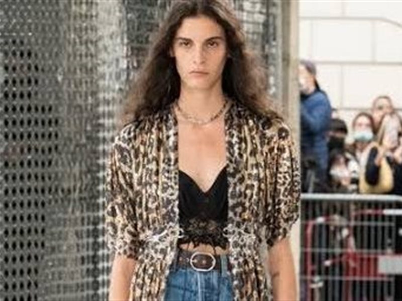 فلير جينز يعود من جديد… جينز السبعينيات يعود  بتصاميم واسعة مع صنادل عصرية لصيف 2025