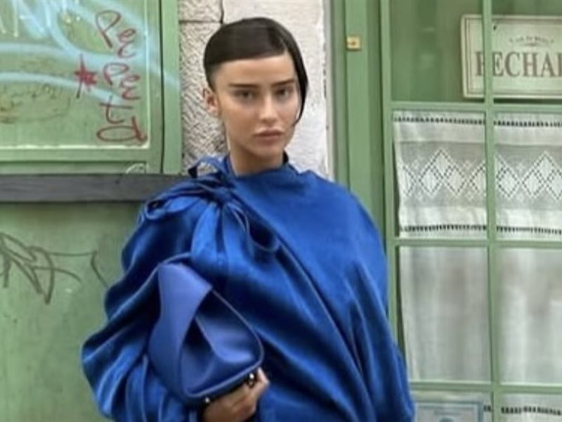 البلوزة الحريرية تعود لتتصدر صيحات الموضة.. المفتاح السحري لإطلالة فاخرة 