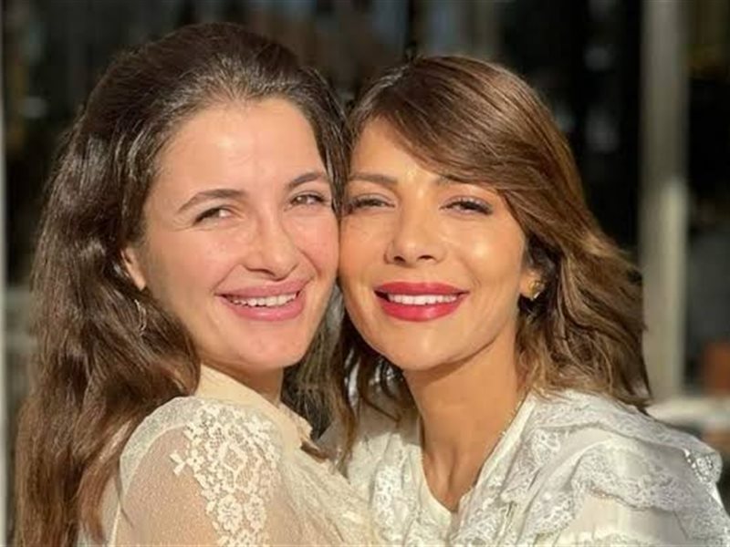 شام الذهبي تنشر صورة عائلية مؤثرة مع والدتها أصالة وأشقائها: 