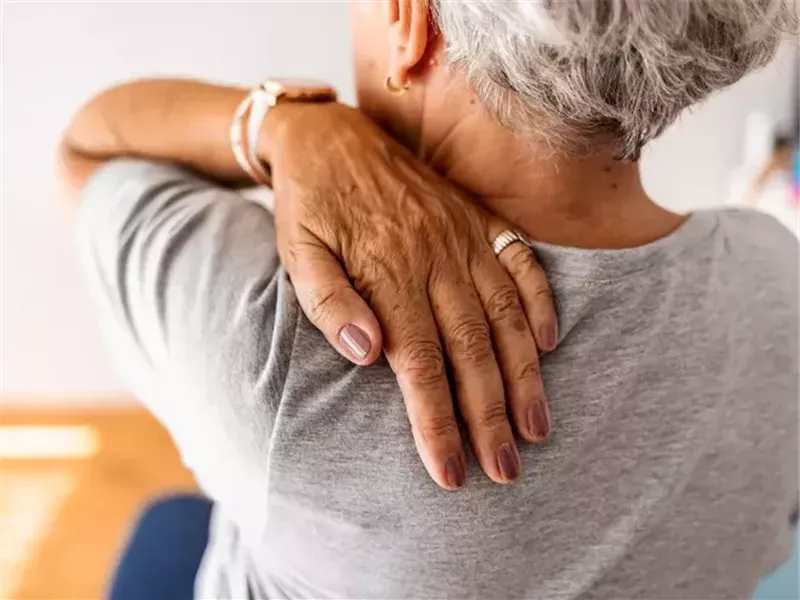 8 علامات تحذيرية تشير إلى تدهور صحة عظامك.. منها انحناء الظهر 