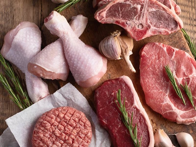 الدجاج أم اللحم البقري؟..  أيهما أفضل لصحة جهازك الهضمي 