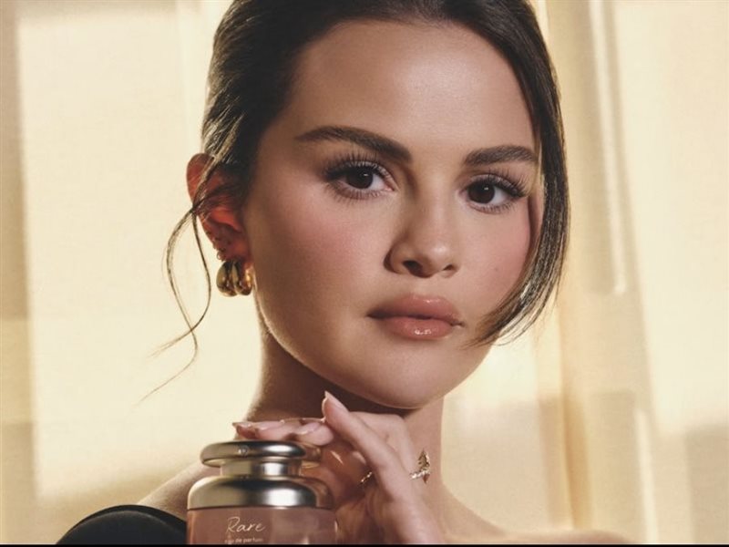 سيلينا جوميز تطلق أول عطر من علامتها Rare Beauty.. بتصميم شامل ومكونات نباتية فاخرة 
