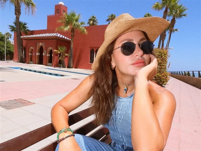 ديمة قندلفت تستعرض أناقتها الصيفية في ملقا الإسبانية