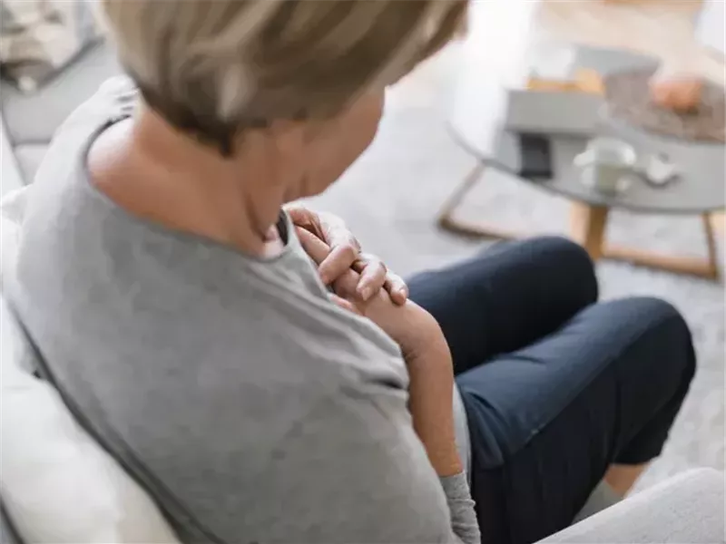 هل تعاني من ألم في الصدر؟.. إليك الفرق بين القلق والنوبة القلبية