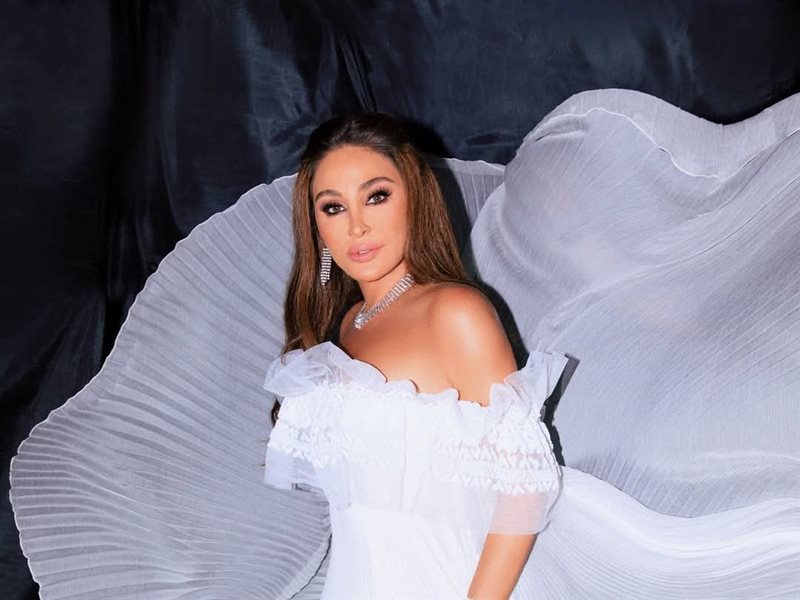 إليسا تتألق بإطلالة بيضاء ملائكية 