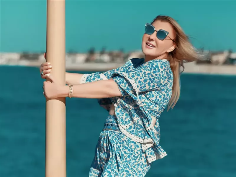 نادية الجندي تستمتع بأجواء الصيف بإطلالة شبابية| صور 