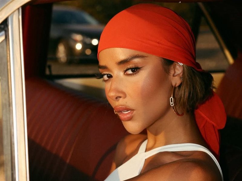 بلقيس  فتحي تتألق بإطلالات صيفية مبهرة في كليب 