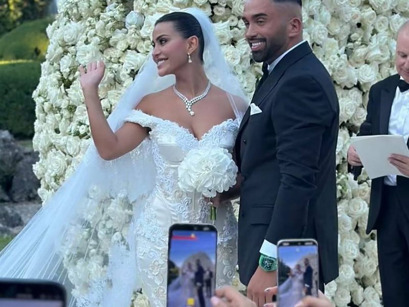 يومي بإطلالة ملكية في حفل زفافها على ضفاف بحيرة كومو... وفستان Dolce & Gabbana حديث الجمهور