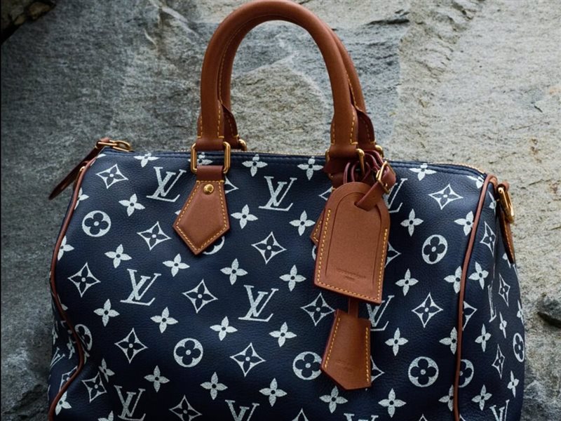 لويس فويتون تعيد ابتكار حقيبه speedy p9 ضمن الإرث الإبداعي لفارييل ونيغو  