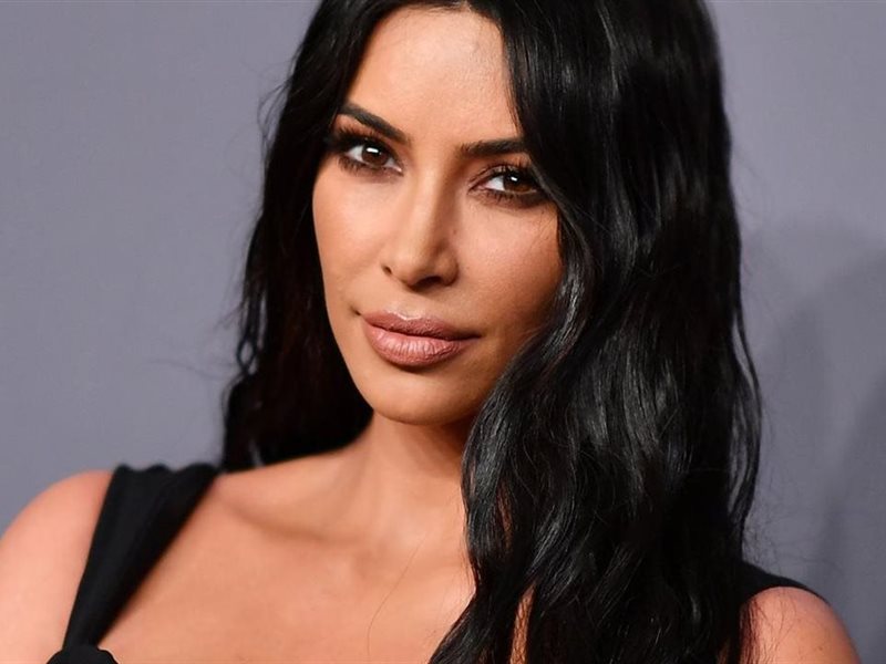 خبراء يحذرون من الحزام المطاطي الذي ترتديه كيم كارداشيان لشد الوجه