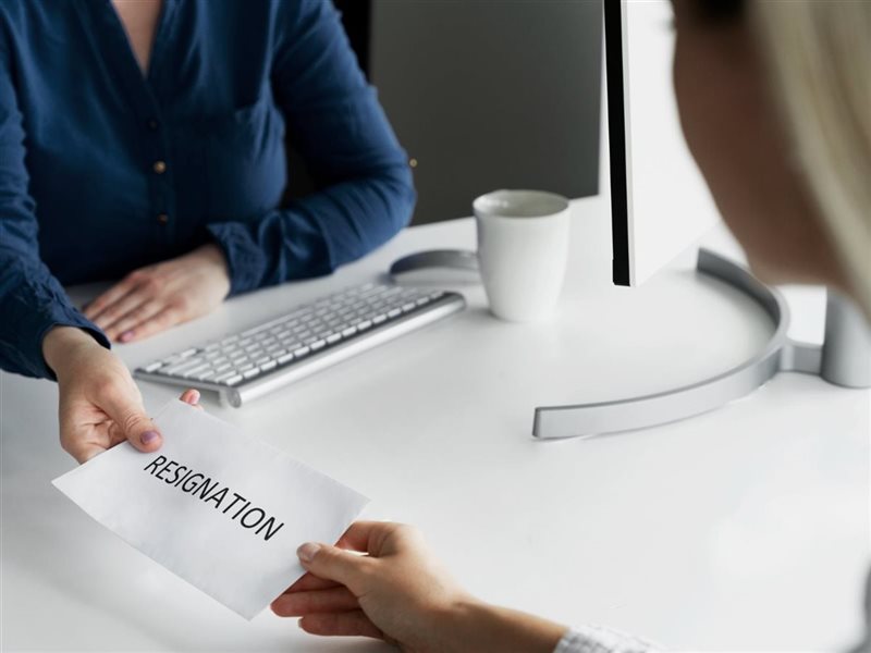 إتيكيت الاستقالة.. كيف تغادر وظيفتك باحتراف وتحافظ على صورتك وعلاقاتك المهنية 