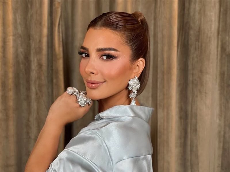 أصالة تشعل أجواء العلمين بإطلالة جريئة تجمع بين الدنيم والساتان من توقيع كريكور جابوتيان 