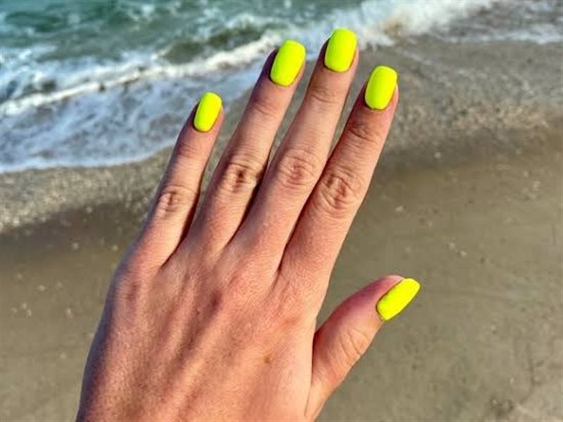 موضة صيف 2025.. ألوان أظافر صيفية تكمّل جمال بشرتك البرونزية 