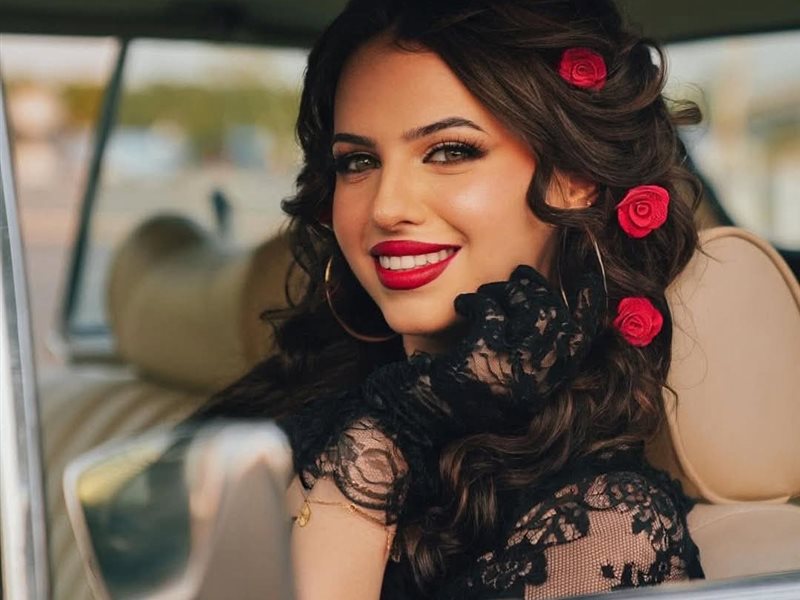 لين محمد تخطف الأنظار بإطلالة كلاسيكية ساحرة في أحدث جلسة تصوير 