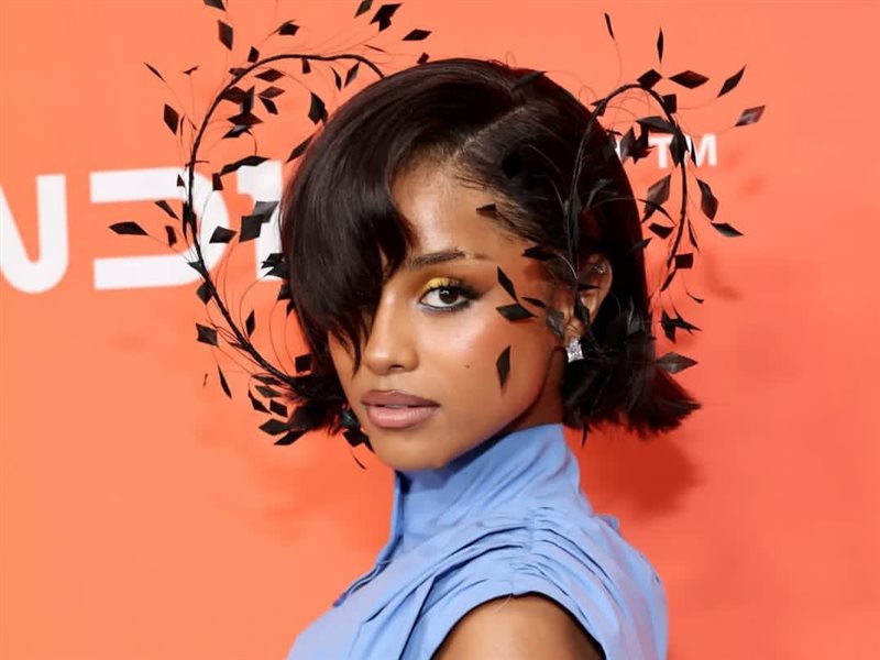 تايلا تسرق الأضواء بإطلالة أنيقة من مجموعة Palomo Spain ريزورت 2025 