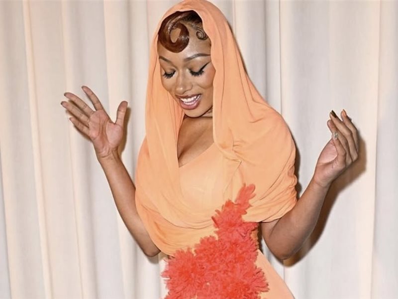 “آبرول أورانج”.. اللون الأيقوني الذي يضيء ربيع وصيف 2025 