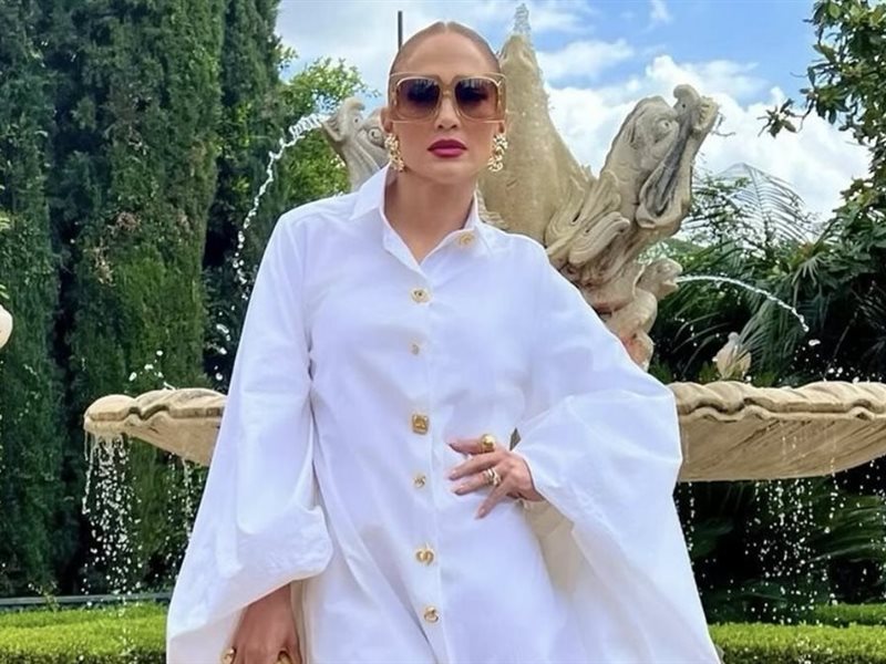 من الإطلالة النهارية إلى المسائية.. الفساتين القميصية 