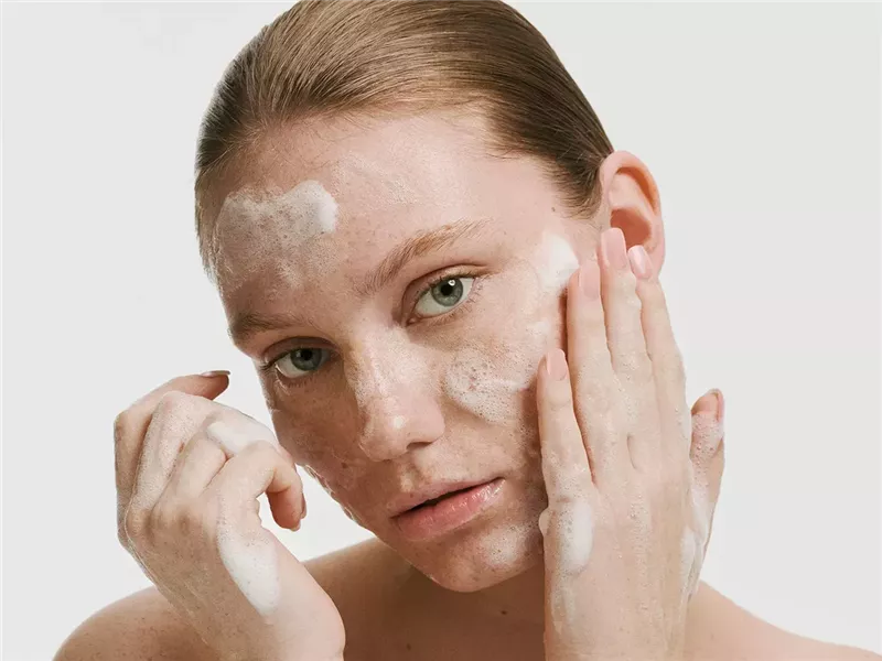 هل يجب عليك غسل وجهك صباحًا؟.. نصائح الخبراء تكشف الحقيقة 