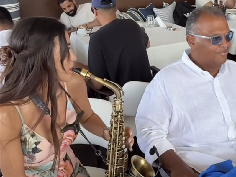 نبيل شعيل وسط تجمع أسري بالساحل يغني مع رحمة حسن على الساكسفون