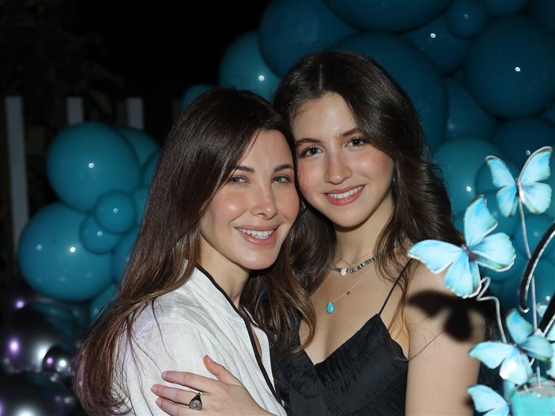 نانسي عجرم تغني مع بناتها أغنية 