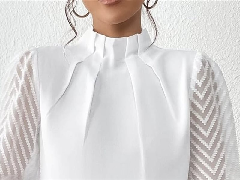 بساطة وأناقة.. القميص الأبيض يتصدر صيحات الموضة الصيفية 