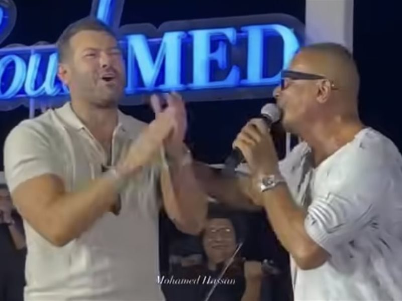 أحمد حلمي وعمرو يوسف يفاجآن الهضبة علي مسرح حفله بالساحل.. فيديو
