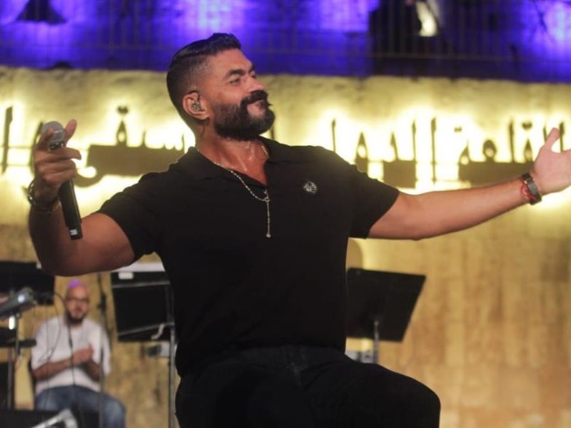 بالصور في مهرجان القلعة 33: خالد سليم يشعل المسرح بصوته الدافئ والأرتيست يبدع بلوحات الفلكلور والإيقاعات