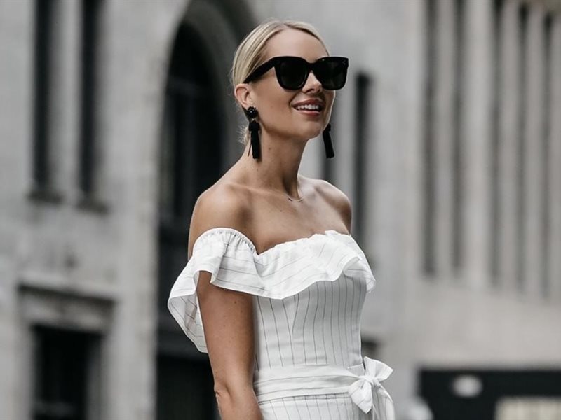  الجمبسوت الأبيض… أيقونة صيفية لإطلالة أنيقة وبسيطة