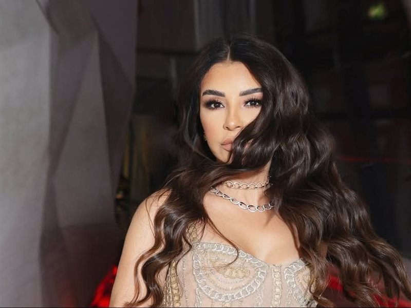 ماغي بو غصن تخطف الأنظار بإطلالة راقية من توقيع طوني ورد في عمان