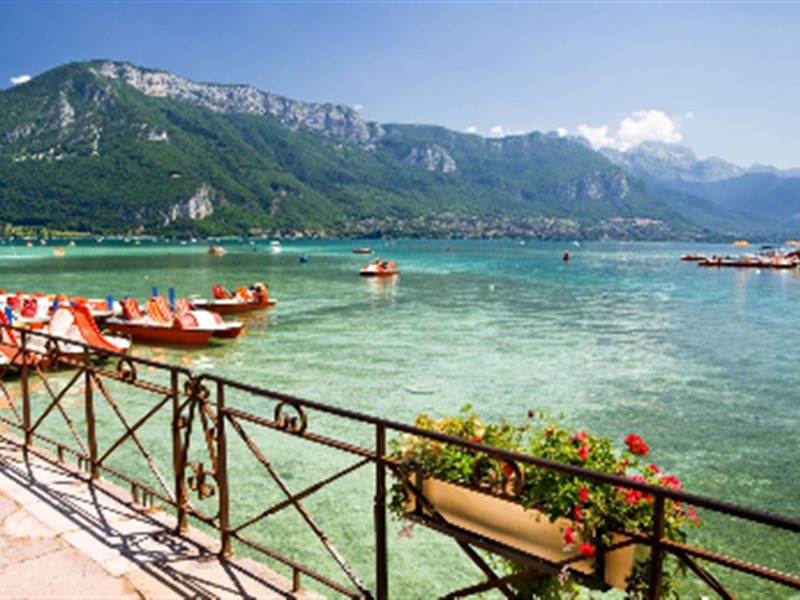 لماذا عليك زيارة بحيرة آنسي في الصيف