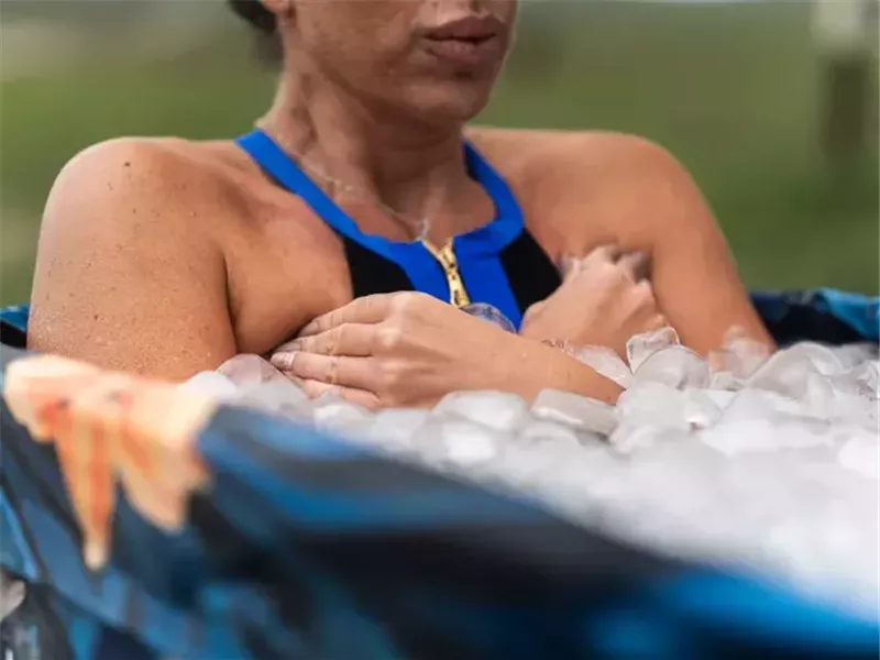 حمامات الثلج علاج فعال أم خطر خفي؟.. دراسة تكشف الحقيقة