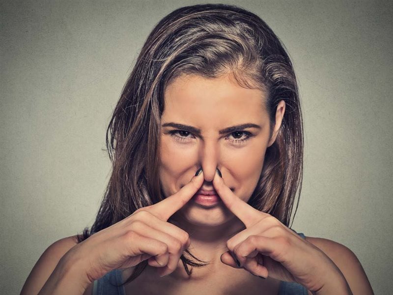 هل تشعر بالقلق من رائحة جسمك الكريهة؟.. طعام عليك التوقف عن تناوله